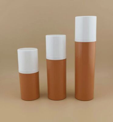 新しいデザインの茶色のポータブル プラスチック エアレス ボトルと旅行に便利な白いカバー 1A