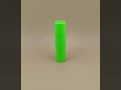 リップスティック用のピンク色の蓋付きの小さな滑らかな緑色のリップバームパッケージ