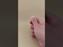 リップスティックの透明なリブドック付きの青い小さなリップバームパッケージ