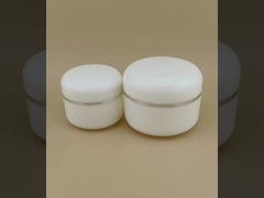 女性用ローションのための銀色の縁の丸い端の白いプラスチッククリームボトル