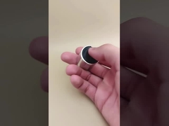 スキンケアボトル用、銀色のアルミプラスチック製丸型滑らかなキャップ、黒いボタン付き