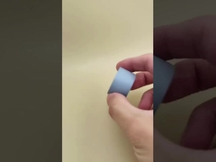 青みがかったグレーのプラスチック製、丸型、滑らかでマットな化粧品ボトル用キャップ