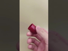 素敵なデザインの赤いプラスチックキャップ、スキンケアボトル用