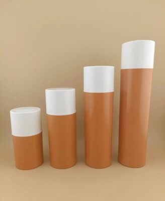 新しいデザインの茶色のポータブルプラスチックエアレスボトルと旅行に便利な白いカバー付き
