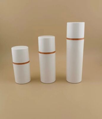 新しいデザインの茶色のポータブルプラスチックエアレスボトルと旅行に便利な白いカバー付き