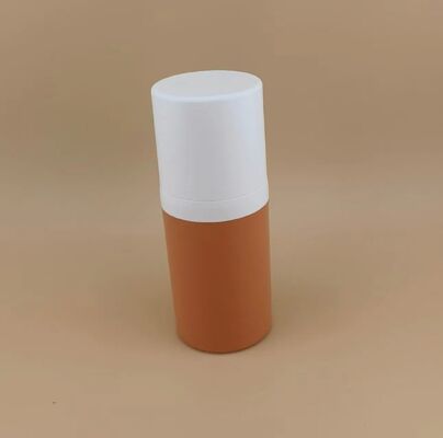 新しいデザインの茶色のポータブル プラスチック エアレス ボトルと旅行に便利な白いカバー 1A