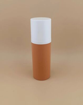 新しいデザインの茶色のポータブル プラスチック エアレス ボトルと旅行に便利な白いカバー 1A