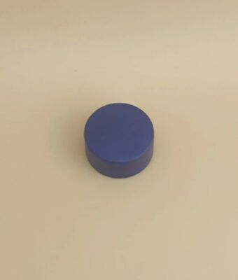 繊細 な デザイン の 肌 ケア ボトル の 濃い 青い プラスチック 蓋