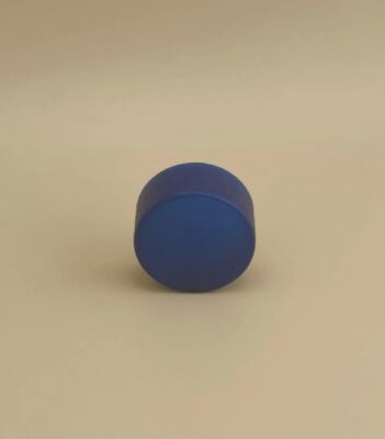 繊細 な デザイン の 肌 ケア ボトル の 濃い 青い プラスチック 蓋