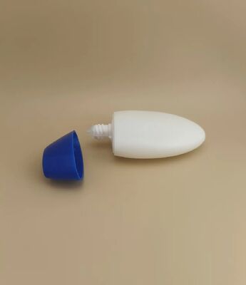 シャンプー用、白い滑らかなプラスチックボトル、青い蓋付き