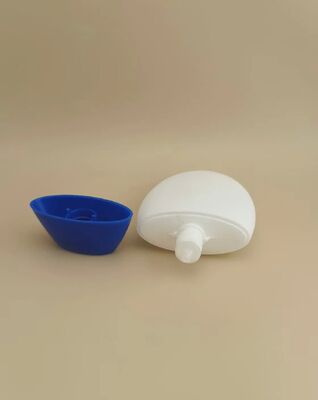 シャンプー用、白い滑らかなプラスチックボトル、青い蓋付き