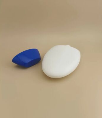 シャンプー用、白い滑らかなプラスチックボトル、青い蓋付き