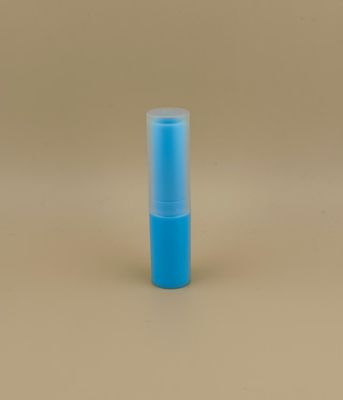 リップスティックの透明なリブドック付きの青い小さなリップバームパッケージ