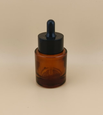 繊細なデザインの茶色の小さなガラス製スポイトボトル（顔用エッセンス用）