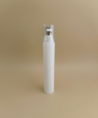 繊細なデザインの白いプラスチック製柔軟チューブ（スキンケア用）
